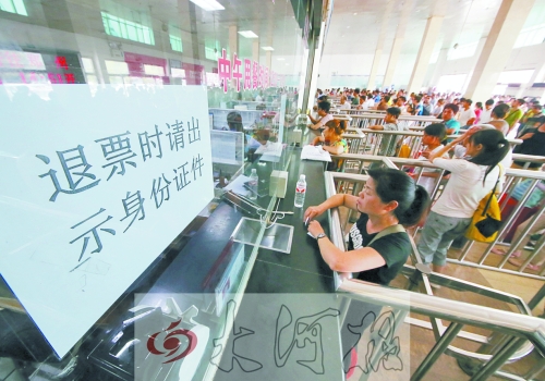 洛陽火車站退票窗口前，一名乘客正在退票。