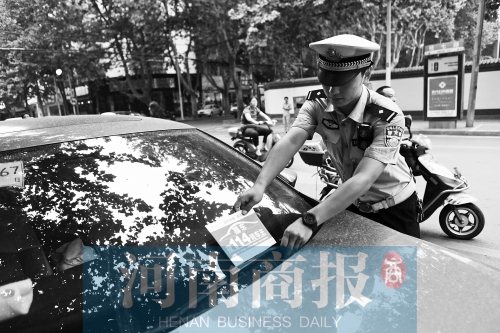 有了這張挪車卡，不會泄露隱私，別人又能方便地聯(lián)系上自己記者 邱曉峰/攝