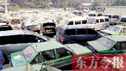 國(guó)慶期間，鄭州市客運(yùn)管理處查處的大批非法營(yíng)運(yùn)車輛
