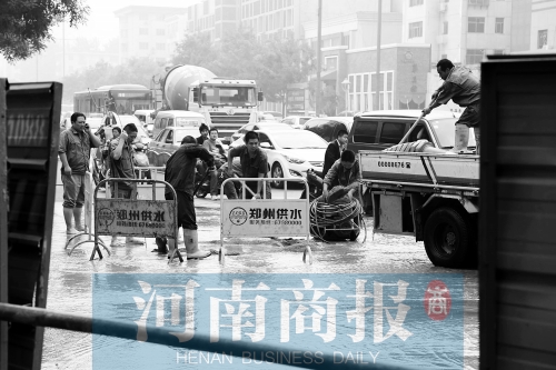 工作人員正在搶修，預(yù)計(jì)今晚能恢復(fù)供水