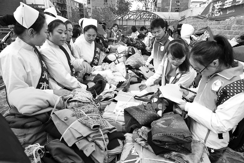 鄭州慈善志愿者暖冬行動(dòng)啟動(dòng)，志愿者將把閑置衣物送給需要的人。