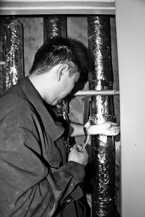 苗師傅一邊進(jìn)行維修，一邊用耳機(jī)接聽(tīng)市民的電話。