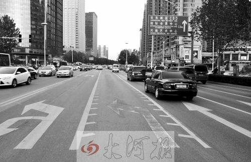 這條畫有多條短斜線的車道就是可變車道，視車流量大小而定，直行車輛多時(shí)它是一個(gè)直行車道，左轉(zhuǎn)車輛多時(shí)它