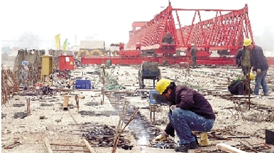 正在建設(shè)的鄭登快速通道跨南四環(huán)大橋。