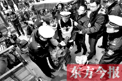 面對(duì)要暫扣的非機(jī)動(dòng)車(chē)，看車(chē)人急了
