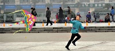 昨日,省會(huì)天氣晴好,春意盎然。上午,在綠城廣場(chǎng),一個(gè)小女孩在快樂地放風(fēng)箏。