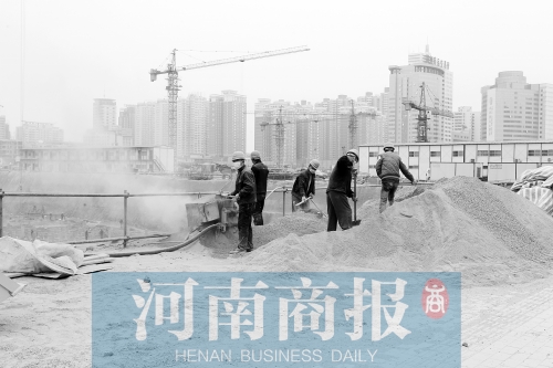 緯二路與東明路交叉口附近，一處工地上塵土飛揚 記者 鄧萬里/攝