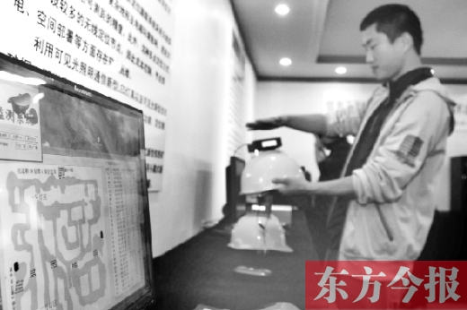 可見(jiàn)光通信技術(shù)應(yīng)用展示會(huì)上，參觀者體驗(yàn)新技術(shù)在采礦工具上的應(yīng)用