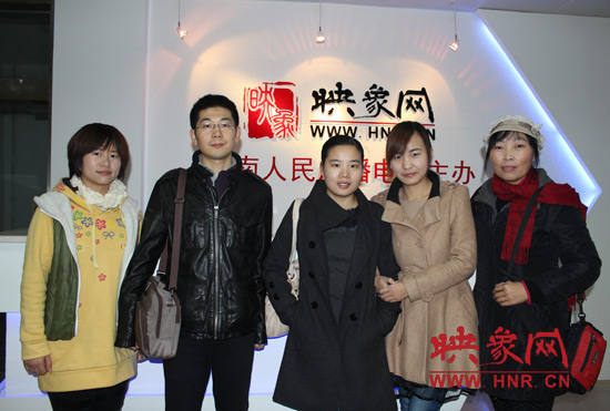網(wǎng)友出發(fā)前和東方今報記者劉長征、河南電臺新聞廣播記者王巴燕（左二、左三）合影