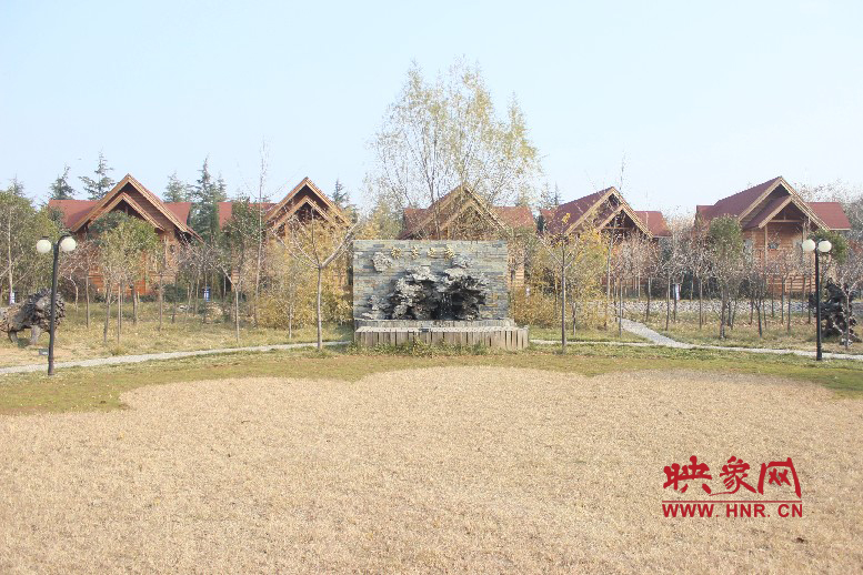 后面就是小別墅，前面是個廣場