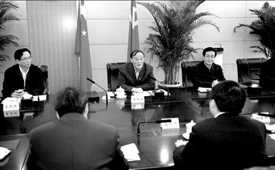 11月30日，中共中央政治局常委、中央紀(jì)委書記王岐山在北京主持召開(kāi)座談會(huì)，聽(tīng)取專家學(xué)者對(duì)黨風(fēng)廉政建設(shè)和反腐敗工作的意見(jiàn)和建議。新華社發(fā)