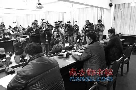 5日下午，河南蘭考縣召開新聞發(fā)布會(huì)，就民辦收養(yǎng)所火災(zāi)事故公開回應(yīng)。
