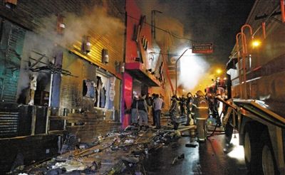 27日凌晨，巴西南里奧格蘭德州圣瑪麗亞市一家夜總會(huì)突發(fā)大火，造成至少245人死亡。圖為消防人員正在現(xiàn)場滅火救援。