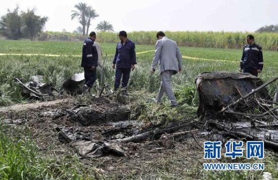 2月26日，在埃及旅游城市盧克索附近，警察和救援人員在發(fā)生熱氣球爆炸事故的現(xiàn)場(chǎng)查看熱氣球殘骸。