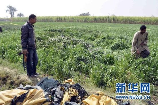 2月26日，在埃及旅游城市盧克索附近，當(dāng)?shù)匕踩藛T在發(fā)生熱氣球爆炸事故的現(xiàn)場(chǎng)查看。