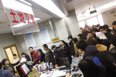 2月28日，北京市土地交易市場，各房地產(chǎn)企業(yè)代表準備競拍房山、大興、朝陽的13塊土地。