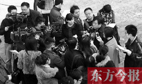 經(jīng)適房“下課”，公租房的申請(qǐng)、租金等備受關(guān)注，圖為鄭州市房管局規(guī)劃和住房保障處處長(zhǎng)馮榮智被媒體記者“