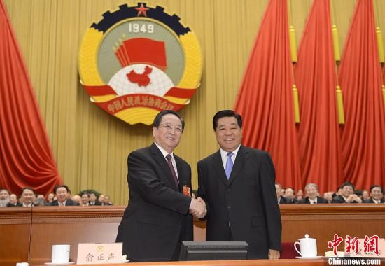 3月11日下午，全國(guó)政協(xié)十二屆一次會(huì)議在北京人民大會(huì)堂舉行第四次全體會(huì)議，俞正聲當(dāng)選政協(xié)第十二屆全國(guó)委員會(huì)主席。圖為政協(xié)第十一屆全國(guó)委員會(huì)主席賈慶林和俞正聲握手，表示祝賀。中新社發(fā) 廖攀 攝