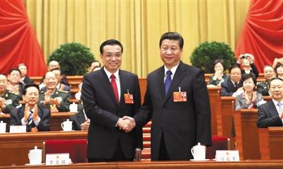 昨日，人大會議投票表決，決定李克強為國務院總理后，習近平和李克強親切握手。 新華社記者 蘭紅光 攝