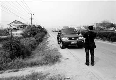 3月30日，一輛用來(lái)掃墓的軍車(chē)停放在合肥市小蜀山公墓附近。新華社發(fā)