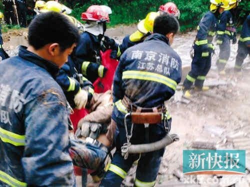 ■江蘇消防人員在現(xiàn)場(chǎng)搶救受傷者。CFP供圖