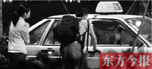 5月1日，記者夜探鄭州火車東站黑出租車，司機告知記者不打表40元，記者上車錄音取證