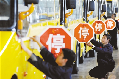 4月28日，江西上饒，江西博能上饒客車員工正在為銷往廣東客戶的訂單大鼻子校車做最后的質(zhì)量安檢。圖/CFP