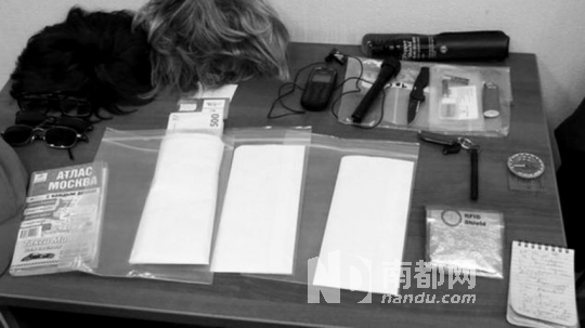 在福格爾身上發(fā)現(xiàn)的技術(shù)裝備和易容用具。