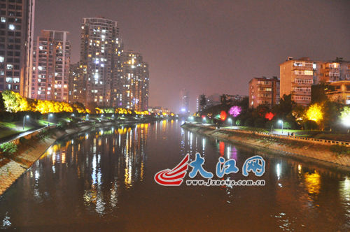 夜幕下的玉帶河，風景很好，但是臭氣熏天。