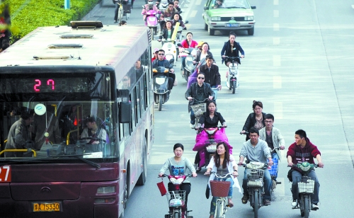 “電動(dòng)車管理辦法”出臺(tái)后，市民騎電動(dòng)車或許不會(huì)那么“隨意”（資料圖）　記者 趙卓/攝