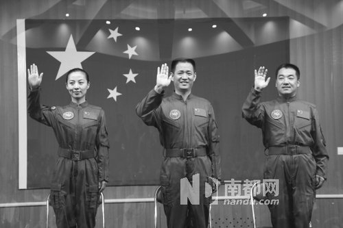 神舟十號航天員王亞平(左)、聶海勝(中)、張曉光(右)。 新華社發(fā)