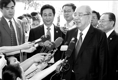 吳伯雄率國民黨大陸訪問團抵達北京，在下榻的麗思卡爾頓酒店接受記者采訪。中新社發(fā)