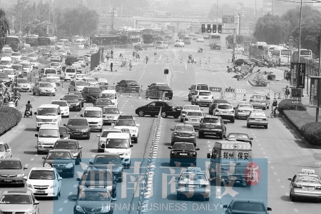 花園路封道施工，通行不暢 王春勝/攝