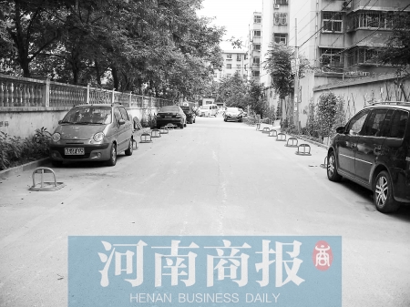 城市公共道路，成了很多人的“停車場(chǎng)” 記者 邱曉峰/攝
