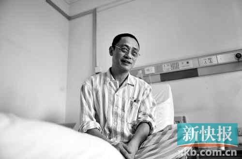 在病床上,趙海濱看起來比原先照片里消瘦了很多,雖然戴著一副近視眼鏡,卻掩飾不住鏡框后面發(fā)黑的眼圈。新快報(bào)記者孫毅/攝