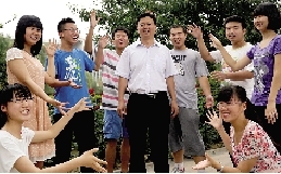 同學們用手臂連成光環(huán)，把班主任老師圍起來，表達對他的敬意和謝意。