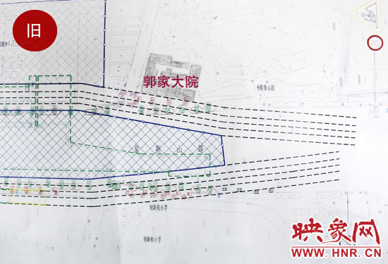 原先圖紙上顯示，在紫荊山路東側(cè)和西側(cè)，各設(shè)計(jì)了4條臨時(shí)通道。
