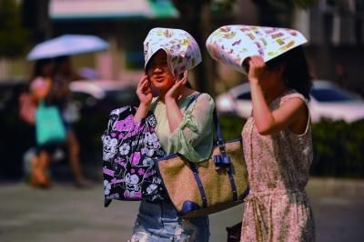 進(jìn)入7月份以來，南京出現(xiàn)了多個(gè)高溫天氣。本報(bào)資料圖片 劉瀏 攝