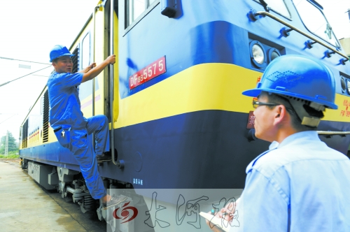 　　首發(fā)車頭以內(nèi)燃機(jī)作牽引，途中車頭、車身都會(huì)換
