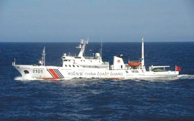 24日在釣魚島附近海域巡航的中國海警船。