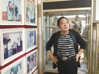 7月17日，王林向記者講述合影背后的故事。王林很樂于展示他和高官、名流的合影，但有官員曾回應(yīng)，合影不代表什么，有時(shí)候只是礙于朋友情面見他一下。新京報(bào)首席記者 張寒