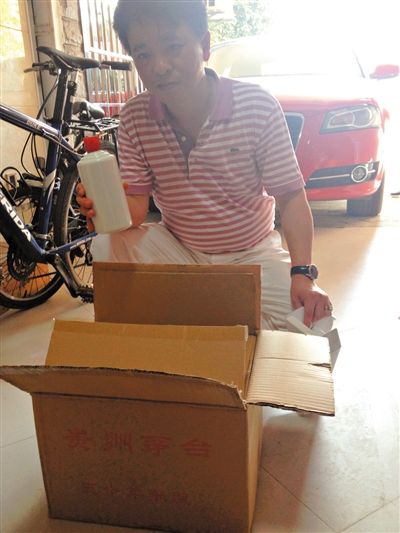 7月19日，王林的“徒弟”鄒勇向記者展示他從王林那里買到的“特供”酒。新京報(bào)首席記者 張寒