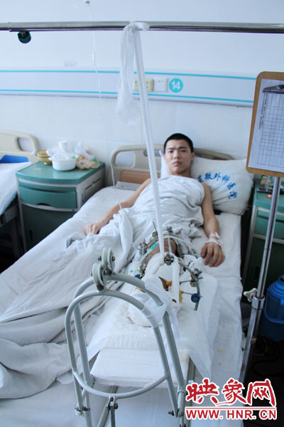 “如果有人肯幫我出4萬元的醫(yī)藥費，我愿意為他免費工作3年，多苦多累都行?！?月26日，躺在病床里上的