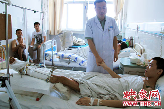 據仁濟醫(yī)院外傷科主任張明伍介紹，楊偉峰的小腿的創(chuàng)面已經恢復得差不多了，治療情況還比較樂觀。但因為小腿