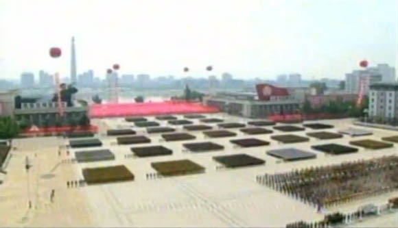 7月27日是《朝鮮停戰(zhàn)協(xié)定》簽署60周年紀(jì)念日，朝鮮在首都平壤舉行的盛大的閱兵儀式。圖為閱兵廣場。
