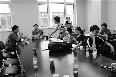 昨日，什剎海街道辦事處第四會議室，“什剎海女童練攤父親被打”事件的通氣會現(xiàn)場。