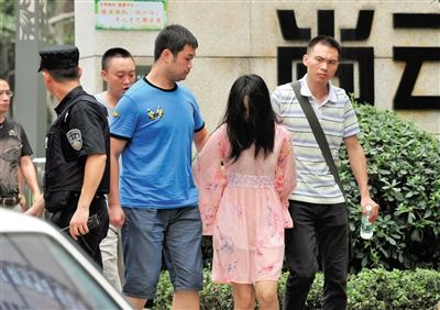 一名女犯罪嫌疑人被警方押出。新華社記者 薛玉斌 攝