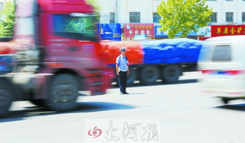 連霍高速受橋梁爆破影響禁止通車，310國(guó)道車流量迅速增加，當(dāng)?shù)亟痪块T安排大量警力保障道路暢通。