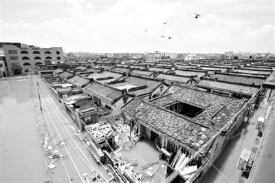 19日，廣東汕頭潮陽區(qū)和平鎮(zhèn)出現(xiàn)水浸現(xiàn)象。連日來，廣東省汕頭市潮陽區(qū)、潮南區(qū)普降暴雨。新華社發(fā)