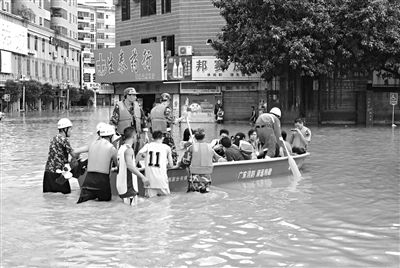 18日，廣東省清遠(yuǎn)市陽山縣縣城,消防官兵合力推動(dòng)沖鋒舟，轉(zhuǎn)移被困學(xué)生。新華社發(fā)